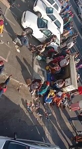 EERSTERIVER. 'n Vrou skryf: "Social development kantore. Mense slaap saans voor die deure om die volgende dag gehelp te word. Dienste is uiters swak en kantore is onder druk. Hierdie kantoor dien die meeste Noordelike voorstede. Mense kom van Khayalitsha. Delf, Strand. Kraaifontein,... Dus nou al die 2de jaar wat dt so aangaan. En in hierdie covid pandemie is dt n ramp.." "This apparently at SASSA lines today, elderly in hot sun. A lady there says: "At 42 Main Road, everyday, the people go sleep