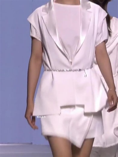 585. #模特T台走秀 #2020SS广州时尚周中国专场发布秀《LESLIE.B》