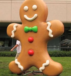 La hasta el momento última versión del sistema operativo para teléfonos móviles que ha sacado Google es la 2.3 que ha denominado GingerBread (Pan de genjibre), la libero el 6 de diciembre de 2010 y está basada en el kernel 2.6.35.7, esta versión ha sido estrenada en el nuevo teléfono desarrollado junto a Samsung, el Nexus S. Las mejoras de esta versión frente a la 2.2 son:- Mejora de la interface  ...