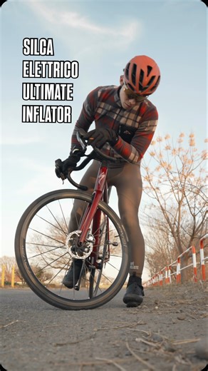 けんたさん on Instagram: "【あなたのおすすめポンプは？】 高級電動ポンプ 【SILCA ELETTRICO ULTIMATE INFLATOR】 【結論】 機能性、デザイン共に素晴らしい、電動ポンプで所有欲を満たす質感はこれくらい、ただちと値段が高いかなと。 他社の同レベルの製品より＋8000円くらい 性能はトップクラスに良い ・電池持ち良し。CO2ボンベ９本分 ・充填速度早い。他社と比べてもかなり早い ・質感良し。熱くならない。ポーチの収まりが良い #cafeducycliste #foreveroutsiders #roadbike #ロードバイク"