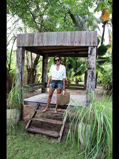 Look short jeans e camisa branca