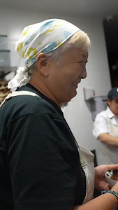 Cocinando con abuelitas! Parte 3! Esta vez estuvimos con Kumiko, que llegó a Colombia desde Tokio para crear el menú de @tomodachiramenbar. Estuvimos conversando con ella, aprendiendo un poco de su historia y entendiendo cómo prepara uno de los mejores Ramen de Bogotá. Obviamente con @cocacolacol Zero. #Beats #CocinandoConAbuelitas #Ramen | B.eats