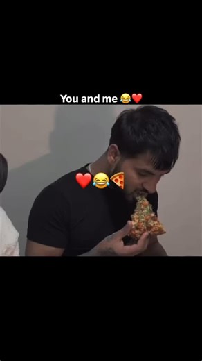 Mind Says on Instagram: "日本利用压电瓷砖将脚步转化为电能。这些瓷砖捕捉来自你脚步的动能。当你行走时，你的重量和动作会对瓷砖产生压力。瓷砖会轻微弯曲，从而产生机械应力。瓷砖内部的压电材料将这种应力转化为电能。每一步都会产生少量电荷，而数百万步结合在一起就能产生足够的电力来驱动 LED 灯、数字显示屏和传感器。在像涩谷车站这样繁忙的地方，每天大约有 240 万个脚步为这一系统作出贡献。这些电能可以被储存或立即使用，从而减少对传统电力来源的依赖，并支持可持续的城市基础设施。这种方法将日常运动转化为实用的可再生能源 #日本 #知识 #事实 #你知道吗 #推荐 #科技 #创新 #历史 #技术 #实验 #热门 日本利用压电瓷砖将脚步转化为电能。这些瓷砖捕捉来自你脚步的动能。当你行走时，你的重量和动作会对瓷砖产生压力。瓷砖会轻微弯曲，从而产生机械应力。瓷砖内部的压电材料将这种应力转化为电能。每一步都会产生少量电荷，而数百万步结合在一起就能产生足够的电力来驱动 LED 灯、数字显示屏和传感器。在像涩谷车站这样繁忙的地方，每天大约有 240 万个脚步为这一系统作出贡献。这些电能