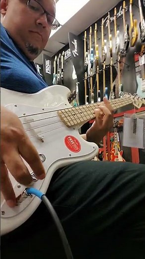 Squier Sonic Bronco Bass Play Test