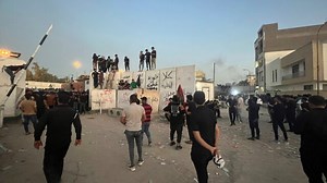 Aus Protest gegen eine angekündigte Koranverbrennung in Schweden haben Demonstranten die Botschaft des Landes in Bagdad gestürmt und in Brand gesetzt. Die Mitarbeiter befinden sich dem schwedischen Außenministerium zufolge in Sicherheit. Erneut soll bei einer Protestaktion in Schweden ein Koran-Exemplar angezündet werden. Dies hat im Irak Proteste ausgelöst. Mehr dazu lesen Sie hier: https://www.handelsblatt.com/politik/international/protest-irak-demonstranten-stuermen-schwedische-botschaft-und-