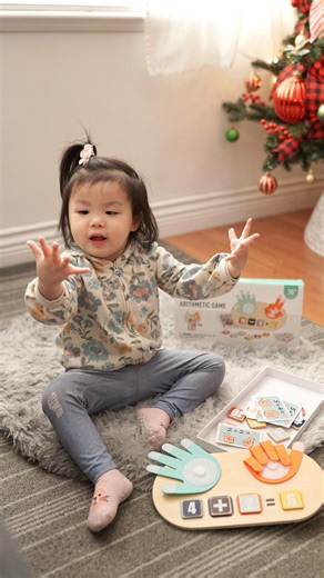 🌖 H A Z E L on Instagram: "➕➖🖐🏻☝🏻Math + play = fun! Say hello to the Topbright Finger Arithmetic Game! A Montessori-inspired set that makes counting, adding & subtracting super playful! 🤩 With colorful wooden blocks, double-sided flashcards, and soft felt hands, little fingers will love learning anytime, anywhere. 🌟 Perks: • Early math made easy • Tiny hands get stronger • Screen-free interactive fun • Safe, durable & travel-friendly 🛒 Grab