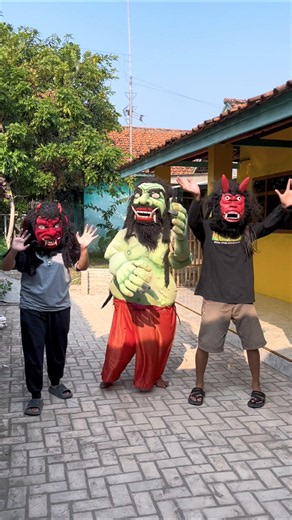 Pasukan buto ijo pakai topeng bareng