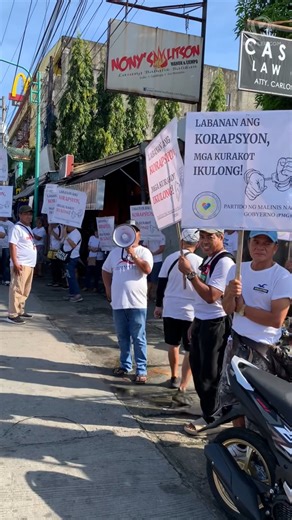 17K views · 300 reactions | Zambales protesters urge passing drivers to honk vs corruption WATCH: Protesters along the Subic Baraca National Highway in Zambales call on passing drivers to honk in support of their call for transparency in public spending on Sunday, November 30.| via Valerie Ferido Follow Rappler's coverage: rplr.co/Nov30Rallies | Rappler | Facebook