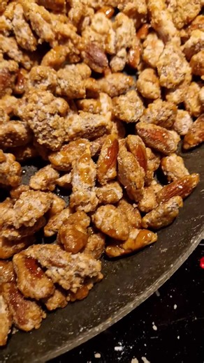 Uhm hjemmelavede brændte mandler - sikke de knaser. De er helt perfekte, bedre end dem man køber og så er de billigere at lave😋 Få opskriften her: 👇👇👇 https://nogetiovnen.dk/braendte-mandler-opskrift-sproede-laekre/ Tilsæt gerne kanel, vaniljesukker,lakridspulver eller kakao - helt efter eget valg 😋 | Noget i ovnen hos bagenørden