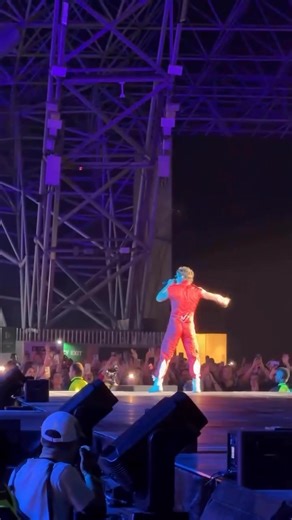 Benson Boone opening with ‘I Wanna Be The One You Call’ at the Abu Dhabi Grand Prix After-Race Concert #bensonboone #abudhabigp | Alura Del Rey