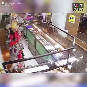Huli sa CCTV ang panghoholdap ng mga armadong lalaki sa isang jewelry shop sa Cebu. Hindi pa tukoy ang halaga ng mga alahas na natangay ng mga suspek. #NXT | ABS-CBN News