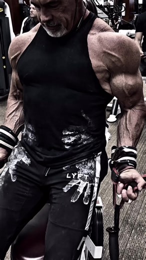 STANDING DRAG CURLS IN SEATED BICEP CABLE MACHINE #biceps #workout #motivation #muscle #workouttips