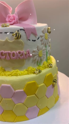 Flowers, bees and bows 🐝 🎀 | Sally Sweet Cakes