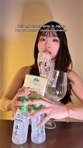 Join My Snack Time in Japan😆 Pop-out Matcha and Blueberry Sandwich!?