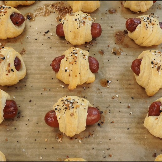 Recipe=>https://butteryourbiscuit.com/pigs-in-a-blanket-with-honey-mustard/ Pigs in a Blanket is a super easy recipe and requires just a few ingredients. Bite-sized cocktail smokies wrapped in a flaky dough. | Butter Your Biscuit