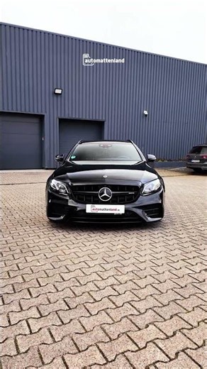 Wir haben diesen Mercedes E43 mit Gummimatten ausgestattet!