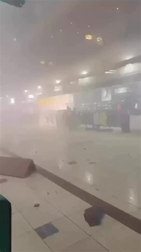 ✈️💥El aeropuerto de Dubai, la ciudad más poblada de Emiratos Árabes Unidos, confirmó que una zona de su terminal sufrió “daños menores” y que cuatro personas resultaron herid4s en un incidente que no especificó, después de un ataqu3 iraní contra el país como retaliación por los bombarde0s sobre Irán de Estados Unidos e Israel. #RCGMedia #Dubai #aeropuerto | RCG MEDIA