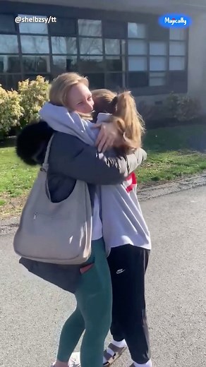 She instinctively said “mommy” and couldn’t stop hugging her 🥺 Mom’s are majical 💫❤️❤️ (🎥 via: shelbzsy/tt). Follow @majicallynews for more #feelgood moments #feelgoodfriday | Majically News