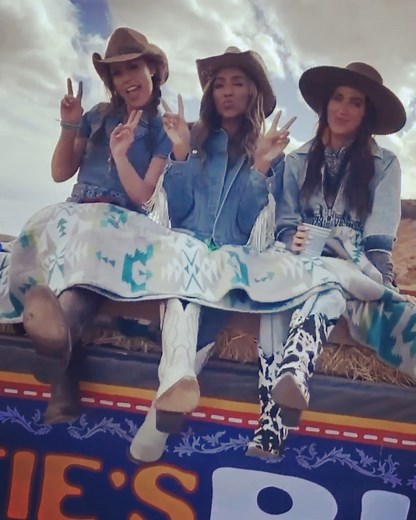 bachelorlovexo🌹 on Instagram: "All new episode TONIGHT!🤠🤠🤠#bachelornation #thebachelorette #bacheloretteabc #bachelorette #tonight #bachelorettemondays #newmexico #cantwait #love #drama #cheers #denim #country #girlgang #sqaudgoals #squad #mondaynights #jeans #yeehaw @thekatiethurston @tayshia @kaitlynbristowe"