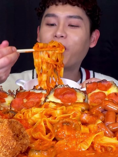 Tomato Cream Spaghetti With Onion Ring Hash Brown ~ #bonggil #bonggil_asmr #mukbangbonggil #eatwithbonggil #mukban #asmr #asmrfood #food #foodtiktok #foodie #eating #eatingshow #delicious #yummy #foodchallenge #fyp #foryou #fypシ゚viral #foryoupage