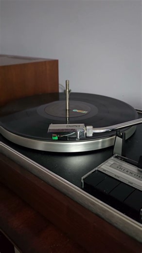The gentlest automatic turntable you'll ever see. Sherwood SEL-100