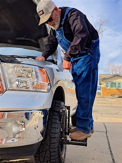 this is a great step stool for working on your trucks and car and even getting stuff out of the back of you pickup bed. #step #tire #stepstool #tiktokshopstockup #tiktokshopcreatorpicks @Nilight Autos Shop