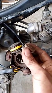 2.3M views · 32K reactions | Ciri ciri koil motor lemah atau mati Di video ini saya tutorialkan cara mengecek koil motor kamu udah mati atau masih hidup cara sederhana ini cukup menggunakan alat seadanya saja yang ada di tempat sekitar kamu, ciri-ciri koil motor lemah motor di bawah jalan 300 meter mati api berwarna merah busi hitam bensin boros motor brebet dan lain-lain. | Belajar bengkel motor | Facebook