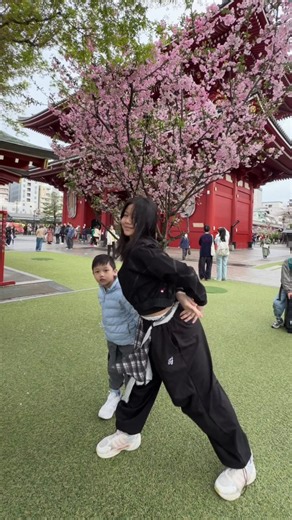 哈哈哈哈太可愛了～ 姊姊認真在跳舞，有一位小弟弟默默在旁邊， 從伴舞到慢慢想變成C位🤣🤣🤣🤣 （看看弟弟有在學喔😂） #IVE #아이브 #BANGBANG #IVE_BANGBANG #BANGBANGchallenge