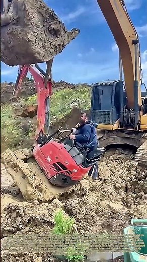 Rescuing a Stuck Mini Excavator: How Quick Thinking Halts a High-Risk Lift