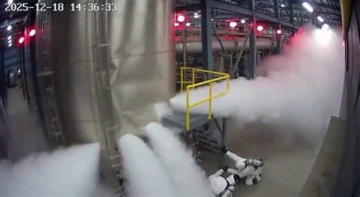 ⚠️ 𝐓𝐡𝐢𝐧𝐤 𝐫𝐨𝐮𝐭𝐢𝐧𝐞 𝐰𝐨𝐫𝐤 𝐢𝐬 𝐚𝐥𝐰𝐚𝐲𝐬 𝐬𝐚𝐟𝐞? 𝐖𝐚𝐭𝐜𝐡 𝐭𝐡𝐢𝐬. In under 3 seconds, a routine valve inspection turned into a violent explosion and gas release. This incident proves that PPE is never optional—protective suits and respirators saved lives. The most dangerous accidents happen during familiar tasks, when focus drops. Strict LOTO, pressure verification, and isolation are non-negotiable. Fast-acting alarms and automated systems prevented escalation. Routine work 