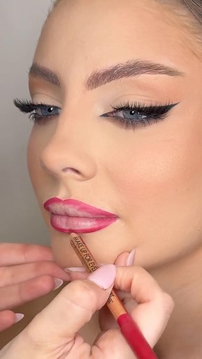 💄 Red lips tutorial 👄 Posted @withregram • @edithgarib RED LIP TUTORIAL #edithgarib Hair @hairstyleby_jess @makeupforever 714 Full Red @feralcosmetics Home Wrecker @bdelliumtools 712 Definer Brush . . . . . . . #reels #tutorialmakeup #weddinginspiration #trending #viral #eyeliner #love #makeupvideo #bridal #redlip #makeuphacks #makeup #bridalmakeup #redlips #makeupvideos #reel #lip #eyelinertutorial #redlipstick #like #makeuptutorial #makeupforever #smokeyeyes #eyelinerhacks #bridal #model #li