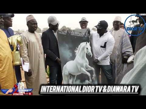 •\t« Le nouveau président du CNG décore le président sortant lors de la 4ém journée