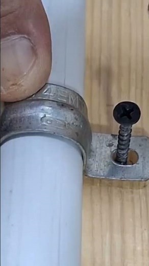 This is how to install a pipe on wood using a pipe clamp and a nut as a reinforcement.