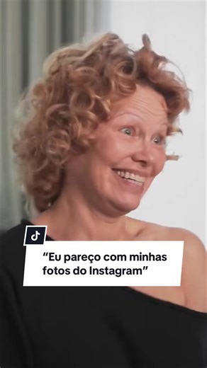pamela anderson decidiu assumir o controle da própria imagem e da própria narrativa. um dia ela parou de usar maquiagem. algo que ela fez quase sem pensar, achando que “ninguém ia notar”. mas ela explica que queria parecer na vida real como nas fotos do Instagram, sem filtros irreais, pensando especialmente nas mulheres mais jovens ao seu redor, para que se sintam confiantes e menos pressionadas pela aparência. pra ela, beleza hoje tem mais a ver com autenticidade, vulnerabilidade e escolha do q