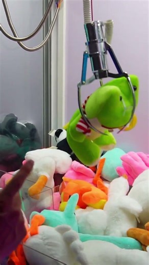 Can you win a cheating claw? 🤔 #crazydolls #arcade