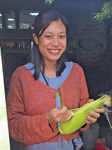 Beautiful Lady Selling Sweet Hilly Corn Location: Right next to the PSC Headquarters Gate, Statistic Road, Agargaon, Dhaka-1207. #tiktokvlog #streetfood #foodie #sweetcorn #corn