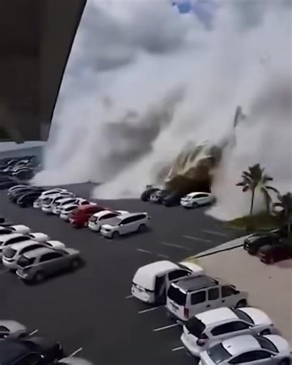 6.3K views · 20 reactions | Breaking: Massive Tsunami Strikes Alaska After Undersea Earthquake—Residents Urged to Evacuate. Watch full video in the first comment! | Autumn Falls | Facebook