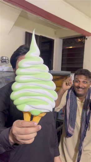 Wait... Ye Ice Cream Neeche Kyun Nahi Girti? 😱#icecream #icecre #viral #asmr #satisfying