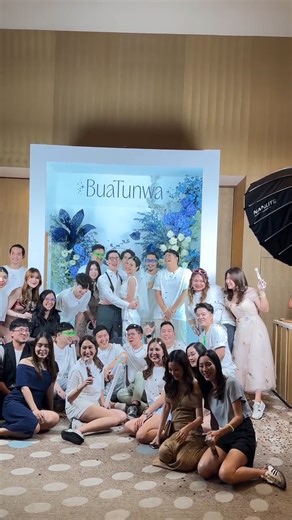 📸✨ Magazine Box Photo Booth – the viral star that turns every guest into a cover model! From A-list celebs to your BFF squad, everyone leaves with a front-page moment (and your feed becomes the feed). 🏭 Made in China, loved worldwide: we ship 20,000 sets a year. Hot sizes: 2-4 | 4-6 | 6-8 people, or we can build yours wall-to-wall. 👀 Swipe to see the XL version in action – group shots have never looked this fresh. 💍 Planning a wedding, brand launch, or VIP after-party? DM us for custom color