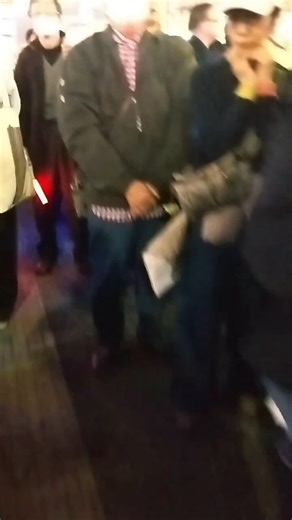 参加者として、少し異なる視点からの事後報告。4月5日(日)、池袋のペンライト集会に家族で参加しました。主催者発表では6000人とのこと。皮膚感覚ですが、確かに、それぐらい集まっていたと思います。列内では歩行者専用の道もコーンで確保されており、私が並んだ列の近くにもペンライトを持ったスタッフらしき方が、時折列からはみ出し掛けている方にその都度、声をかけている様子が伺えました。また可視化としての記録を残すために通路を往復して下さる方も何名かおりました。尚通行人の方々に関して駅側の方で2〜3回ほど男性の大声が聞こえましたが、私のいた場所からは状況を判断することは出来ませんでしたので、そのまま、デモのスピーチに意識を戻しました。並んでいた列近くの歩行者専用通路を通る、いわゆるデモに参加されていない方に関しては、皆さんそれぞれの反応が垣間見えました。無表情の方、人の多さに驚愕している若者たち、ウザいと呟いて通る方やそんな雰囲気の表情の方（過去の私みたいでした。）その他にも、物珍しそうに撮影する人々や旅行ケースを押しながら通り過ぎる海外の方、何気なく👍️とポーズとる外国人の方も視界に入りました。