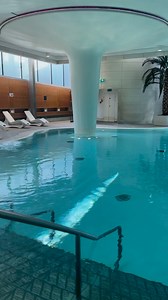 Cool off from the summer sun in thermal waters☀️ The hot springs in Bath, from which the City derives its name, are a wonderful, natural resource that contains over 42 minerals and trace elements. Do you feel the difference? Let us know!👇 | Thermae Bath Spa