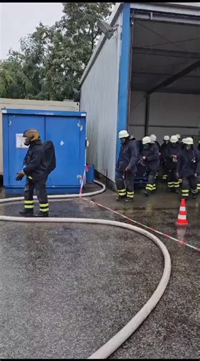39 reactions · 102 shares | SMOKE DIVING. Refers to advanced firefighting training that simulates hazardous and stressful environments, focusing on self-contained breathing apparatus (SCBA) use, physical and mental endurance and teamwork. European Fire & Rescue Support Association e.V. #firefighter @highlight | Liam Mnati | Facebook