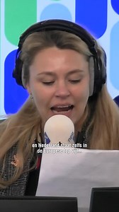 "Maar terwijl we massaal bezig zijn met fantasiecomplotten, zien we het echte complot over het hoofd", zegt Lisa Loeb. “Er is namelijk een internationaal opererend, steenrijk en goed geolied netwerk dat bezig is om vrouwenrechten en de rechten van lhbti’ers terug te draaien. Geen reptielen, maar oersaaie mannen in grijze pakken." #nporadio1 #denieuwsbv #druktemaker #abortus | De Rode Draad