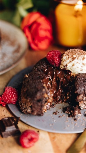 Gooey Chocolate pudding baked in ramekins for individual serves! Te reka hoki - so delicious. I know not everyone is in to Valentines Days (we are pretty low key about it) but here is a divine recipe to share with anyone you love. ❤️ This recipe is found in the desserts section on my website or you can type GOOEY and I'll send the recipe to your DM's 🙌🏽 Photography and videography by @thesaarahproject | Whānaukai