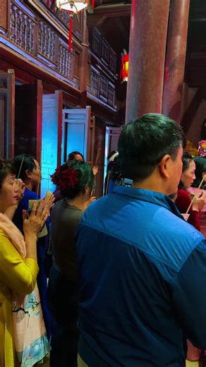 Quý Phật tử thập phương trở về lễ đầu năm tại Chùa Cháy – đông nghịt người, chật kín sân chùa Những ngày đầu xuân năm mới, đặc biệt trong dịp lễ cúng Bà Chúa Cháy, hàng nghìn quý Phật tử và du khách thập phương đã nô nức trở về chùa để lễ Phật, dâng hương và cầu nguyện bình an, tài lộc cho bản thân cùng gia đình. Ngay từ sáng sớm, dòng người đã tấp nập đổ về chùa. Sân chùa, lối đi và các khu vực hành lễ đều chật kín người, nhiều lúc phải chen nhau từng bước để vào dâng hương trước điện thờ. Khôn