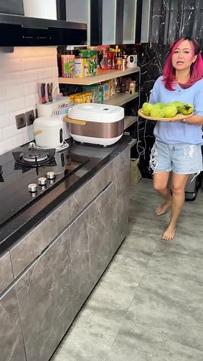 50K views · 2.7K reactions | Orang gila mana coba ngerujak mlm2  Klo lagi musim mangga gini udah paling bener rujakan siang malam yaa,aplg cuaca nya mendung2 gerimis bikin laper terus  Btw mangga indramayu di tempat kalian brp sekilo ? Ini kmrin beli di pasar 20rb /kg | gina_angelia | Facebook