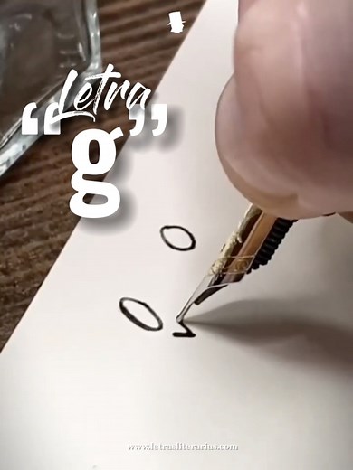 ¿Cómo hacer la letra “g”? 5 Formas de escribir en caligrafía 🎉 📽 Youtube - Letras Literarias Mx https://youtube.com/c/LetrasLiterariasMx 📸 Instagram - Letras Literarias Mx https://instagram.com/letras.literarias.mx?igshid=YmMyMTA2M2Y= #LetrasLiterarias #journaling #plumafuentemexico #bulletjournalmexico #handwritinggoals | Adrián Bárcenas Caligrafía