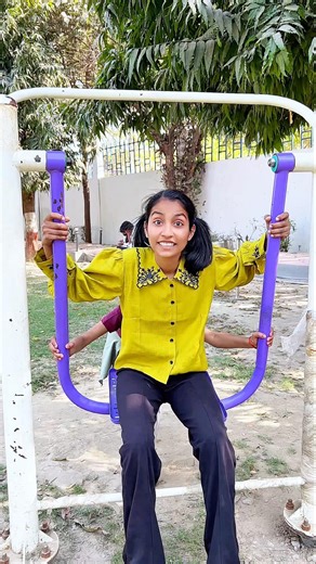 Main batati hu kaise jhulte hai 😎😱 #vatsalareact #shorts