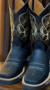 Descubre las botas de diseño exclusivo hechas en León, Gto. con materiales premium para un estilo y confort sin igual. • Precios especiales para mayoristas • Envíos a todo México y USA ¿Qué tipo de bota eres? Explora nuestra colección ahora 👢✨ | Botas El Malcreado