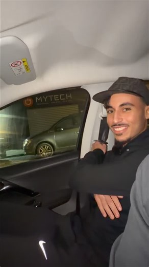 NaanStreetOfficiel on Instagram: "😂😂 🇧🇩| 1er Naan Smash de France 🇫🇷 HALAL 🧑🏽‍🍳 | Préparer à la commande, 100% fait maison 📌 | 25 Rue du Faubourg des Postes, 59000 Lille 📌 | 81 Grande Rue, 59100 Roubaix #naanstreetlille #lille #roubaix #cheesenaan #halal"